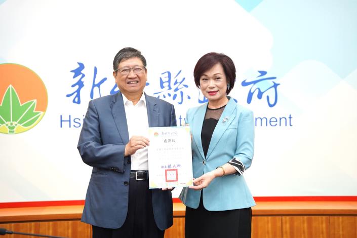 官網DSC09858新竹縣長楊文科(左)頒發感謝狀給安麗台灣.JPG