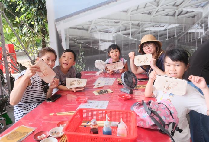 官網-現場大小朋友一起體驗柿染diy 的圖片