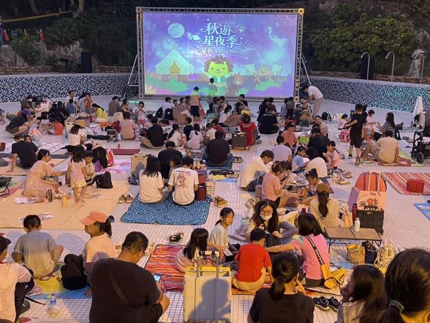 官網-原本的戲水池在洩水後搖身一變，成為新竹縣限定的「星空泳池電影院」