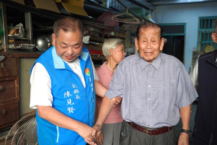 官網DSC02587副縣長陳見賢（左）扶百歲公羅鼎珍（右）.JPG
