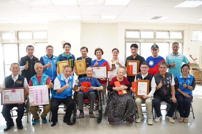官網DSC02505新豐鄉百歲公劉好智（前排左四）、百歲婆郭俊英（前排右四）為人瑞夫妻.JPG