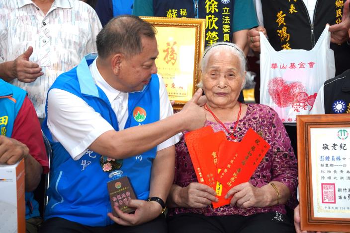 官網DSC02783副縣長陳見賢（左）拜訪百歲婆彭鍾員妹（右）.JPG