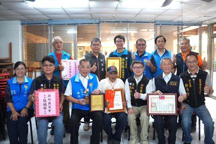 官網DSC02382副縣長陳見賢（前排左三）拜訪百歲公王石金（前排左四）.JPG