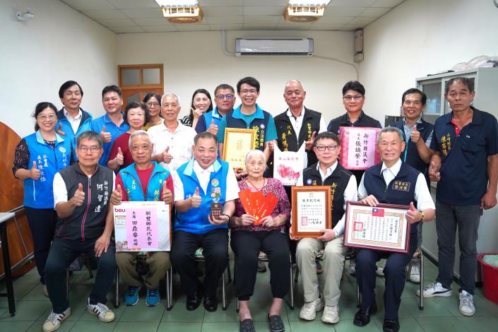 官網DSC02771副縣長陳見賢（前排左三）拜訪百歲婆彭鍾員妹（前排右三）.JPG