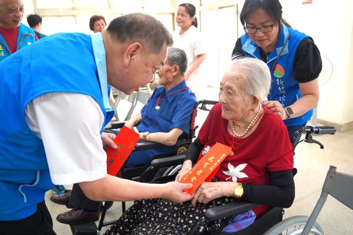 官網DSC02452副縣長陳見賢（左）為百歲婆郭俊英（右）獻上祝福.JPG