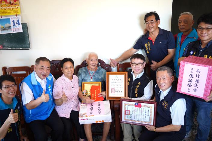 官網DSC02043竹縣副縣長陳見賢（左二）拜訪百歲公魏耀華（左四）.JPG