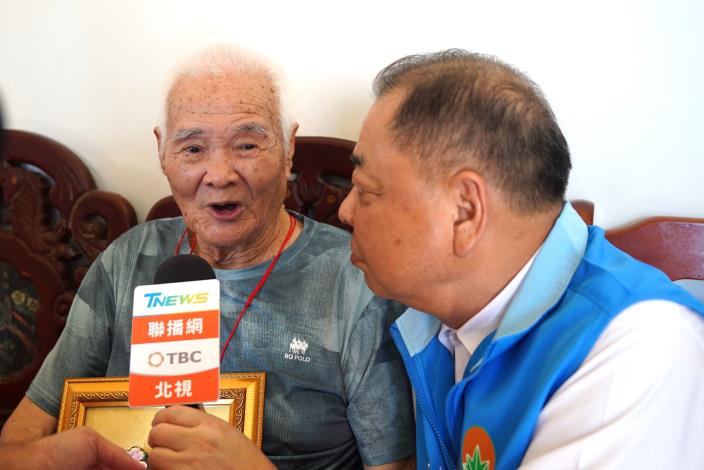官網DSC02017百歲公魏耀華（左）接受訪問，副縣長陳見賢（右）幫忙拿麥克風.JPG