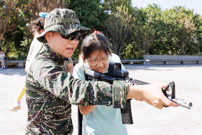 官網YEN_8454「小小職軍體驗區」吸引學生參加