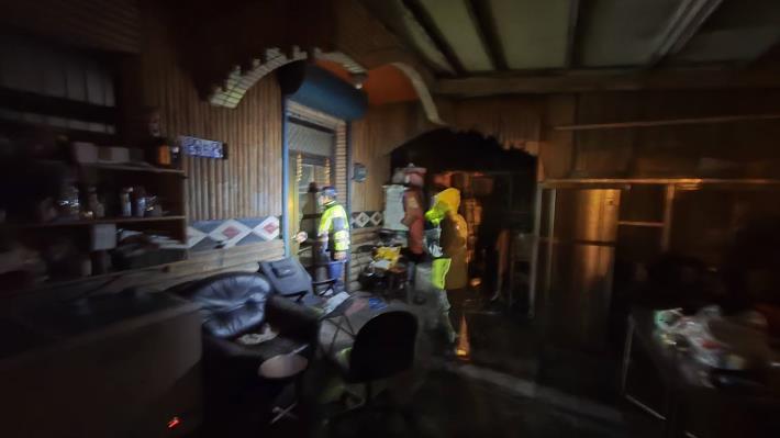 新竹縣尖石鄉秀巒村10月20日晚間進行預防性撤離，警方與公所人員逐戶通知。 (2)