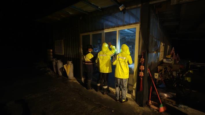 新竹縣尖石鄉秀巒村10月20日晚間進行預防性撤離，警方與公所人員逐戶通知。