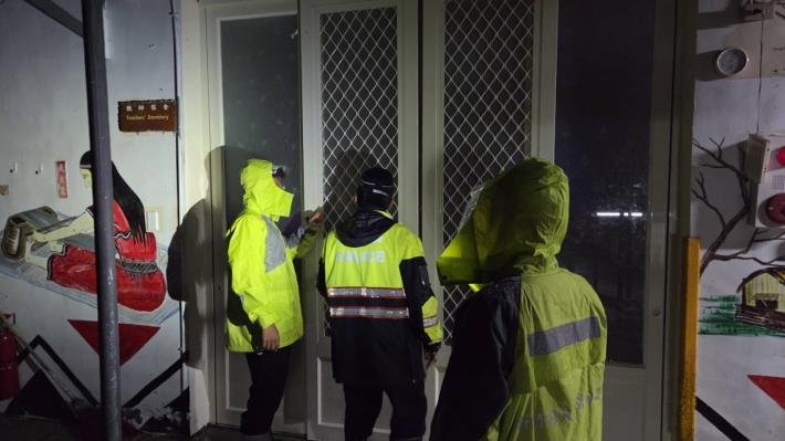 新竹縣尖石鄉秀巒村10月20日晚間進行預防性撤離，警方與公所人員逐戶通知。 (4)