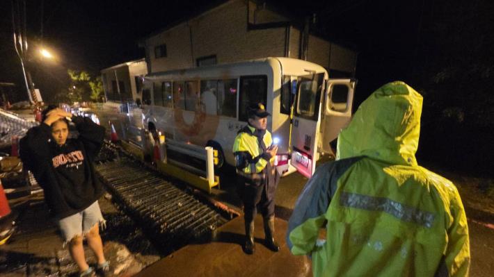 新竹縣尖石鄉秀巒村10月20日晚間進行預防性撤離，警方與公所人員逐戶通知。 (3)