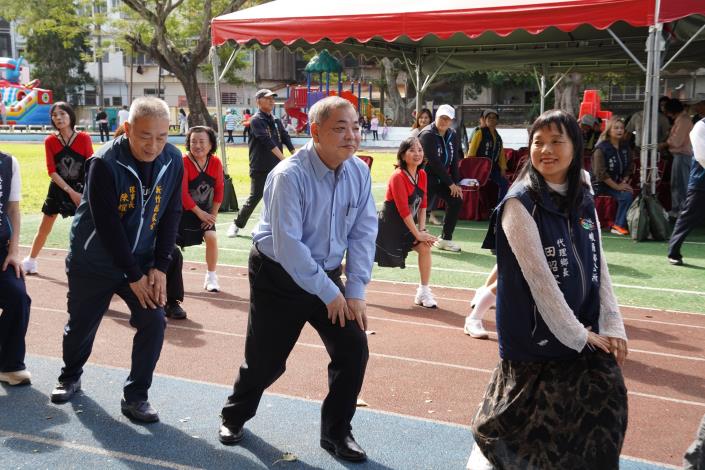 官網-活動開場前，副縣長陳見賢與現場貴賓一起做健康操。 的圖片