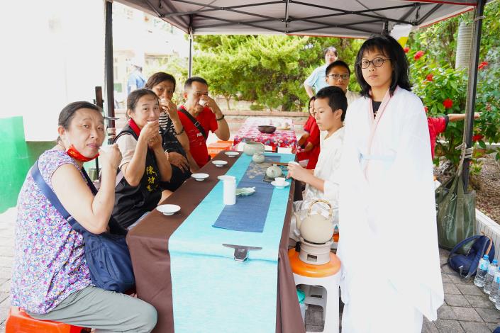 官網-民眾闖關品嚐東方美人茶。 的圖片