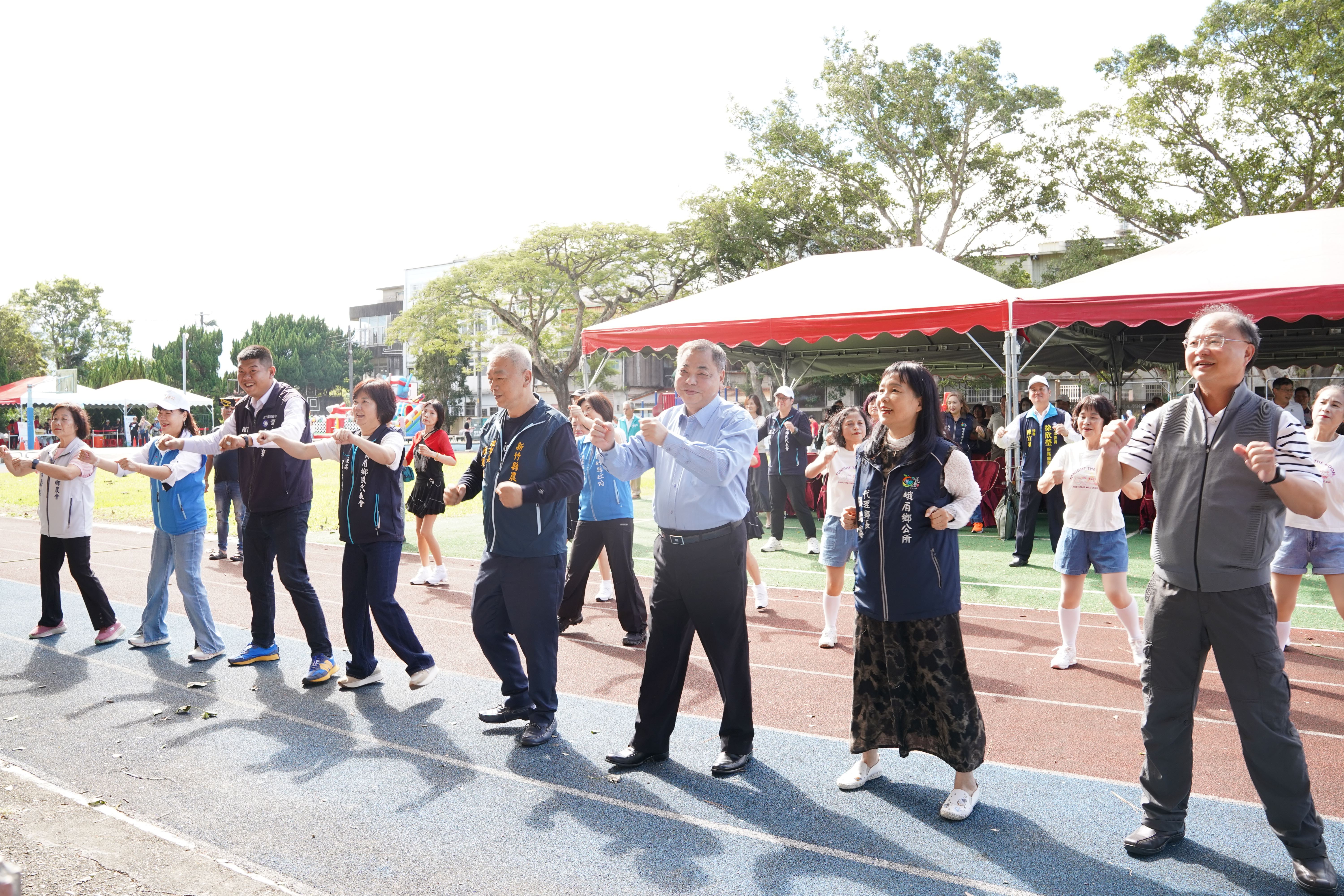 官網-活動開場前，副縣長陳見賢與現場貴賓一起做健康操。 (2).JPG