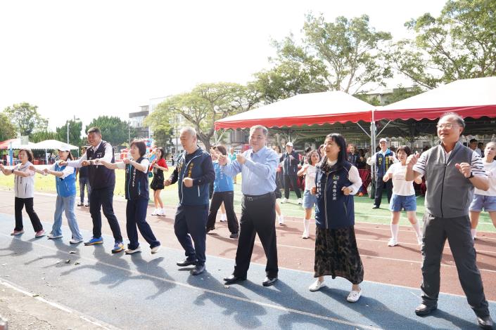 官網-活動開場前，副縣長陳見賢與現場貴賓一起做健康操。 (2) 的圖片