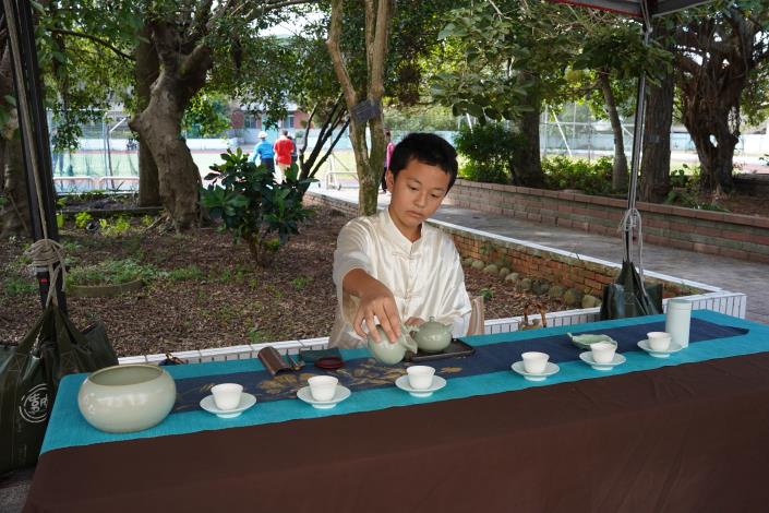 官網-峨眉國中學生擔任茶文化體驗闖關遊戲關主，展示泡茶步驟。DSC02231 的圖片