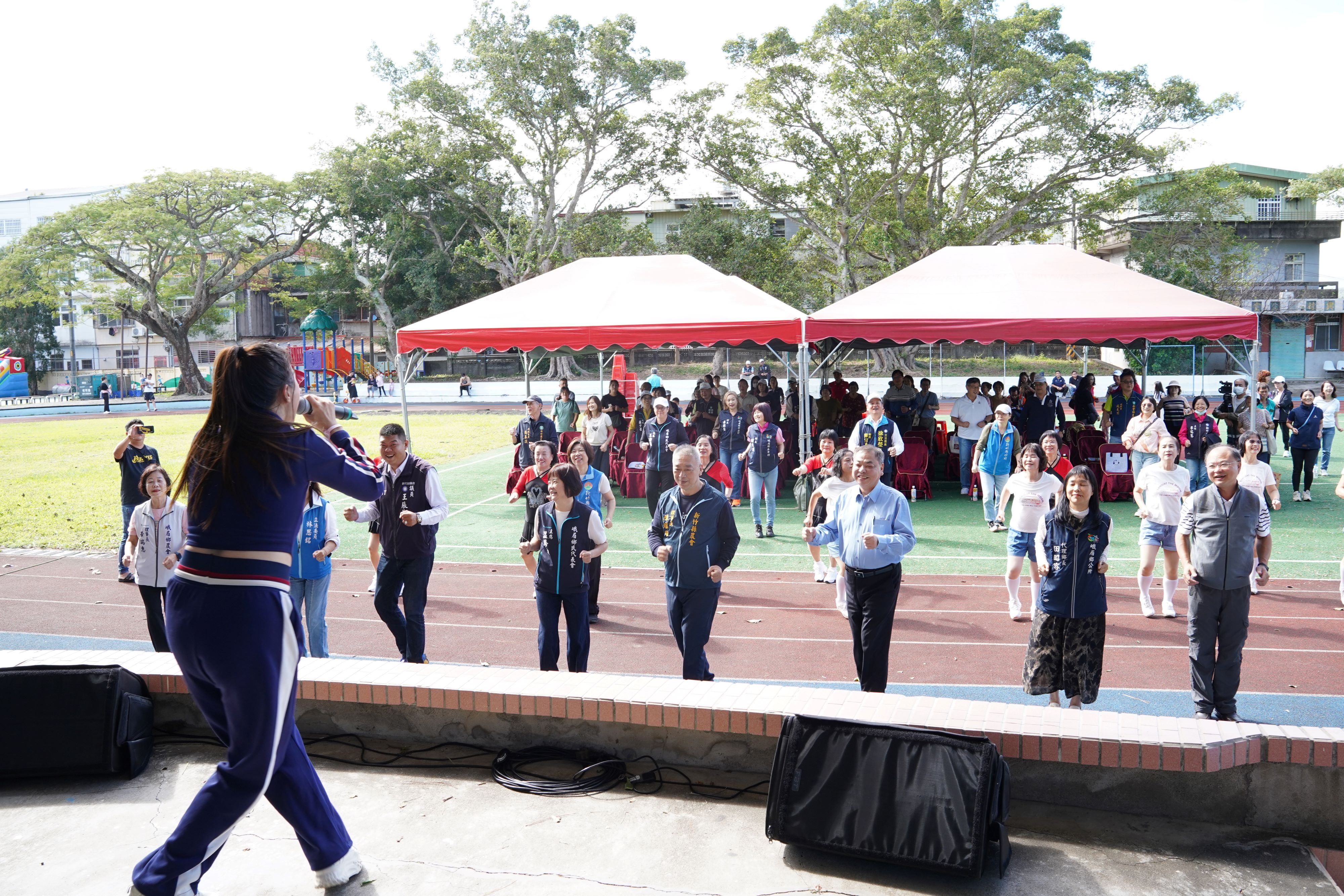 官網-活動開場前，主持人邀請現場貴賓一起做健康操。.JPG