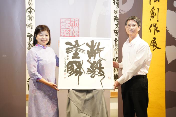 胡國龍書法創作展今開幕  竹縣府獲贈大師墨寶《天長地久》