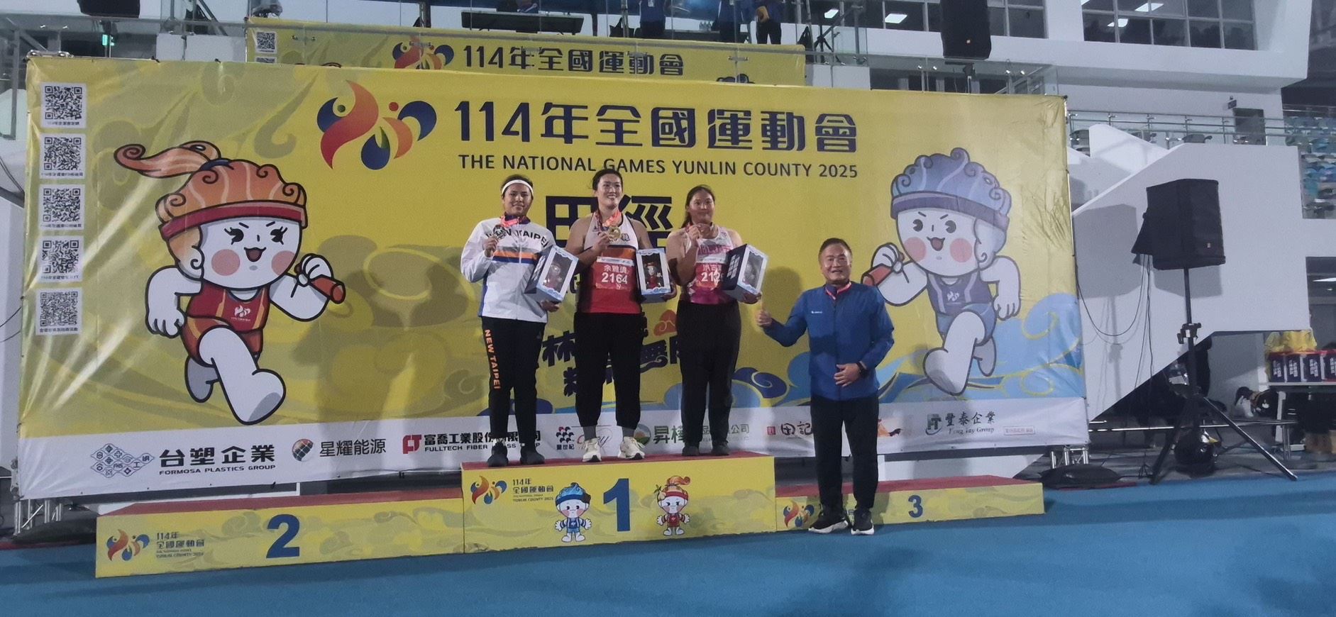 鏈球好手余雅倩(左二)於全運會完成女子鏈球三連霸，為新竹縣再添一面關鍵金牌。