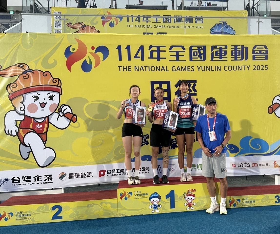 新竹縣女將林玉婷(左二)於女子三級跳遠項目中發揮穩定，成功完成二連霸，穩穩為新竹縣奪下另一面金牌。同場競技的黃郁媞(左一)也以優異成績獲得銀牌。