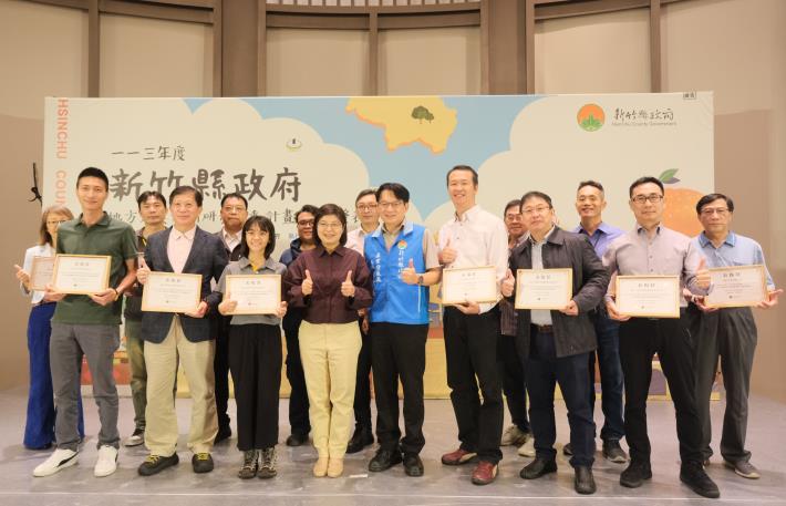 官網-縣府秘書長李安妤今日親臨現場致贈結案廠商表揚狀2.JPG