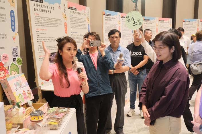官網-李安妤秘書長也一一參觀成果展攤位，聽取業者說明創新研發理念和相關研發成果.JPG