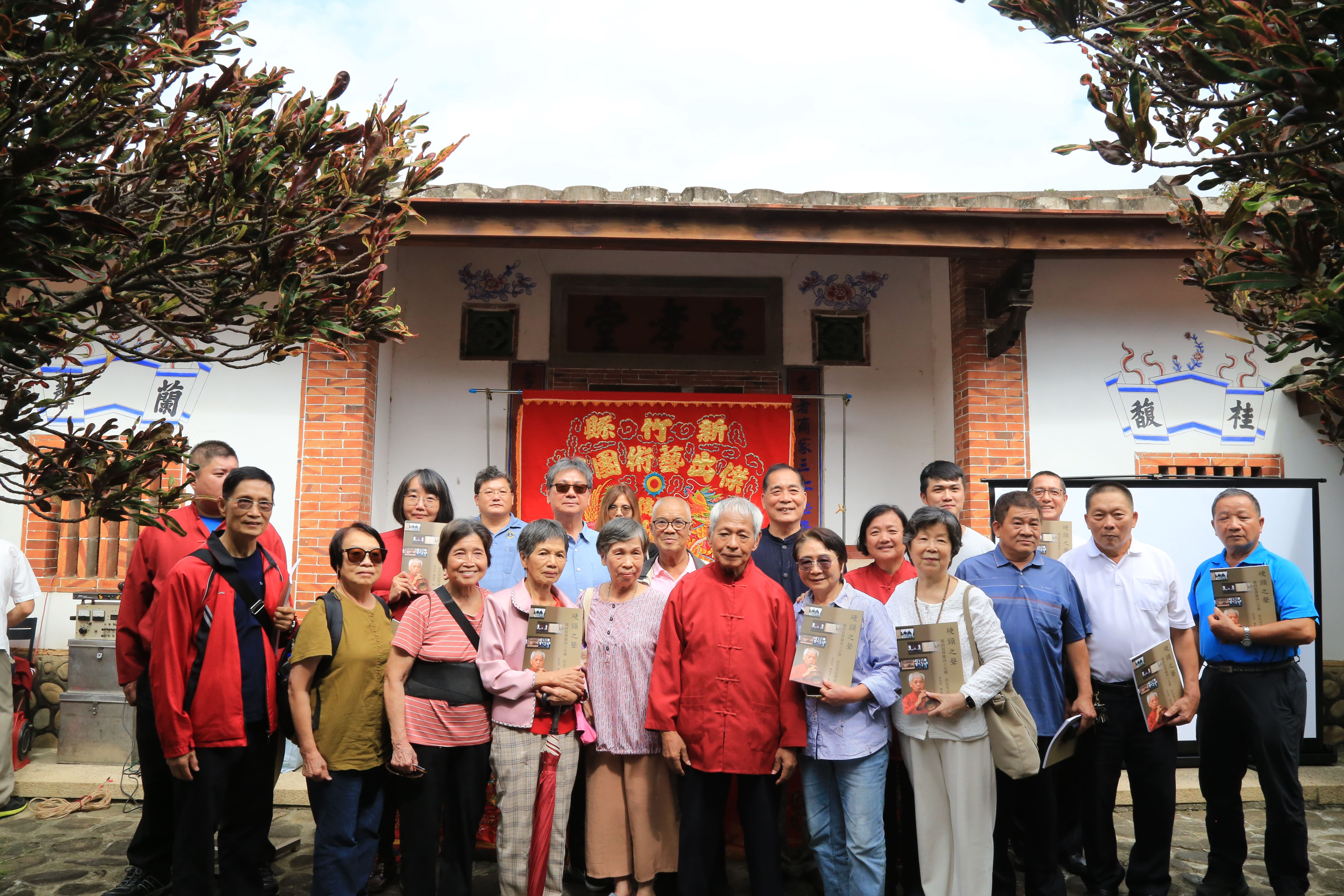 官網-彭宏男老師贈書給今天到場所有人.JPG