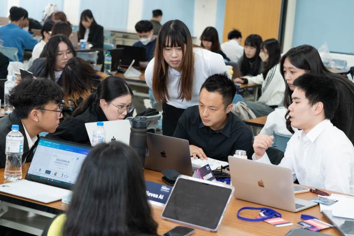 官網-產業專家與學生團隊討論 (2)