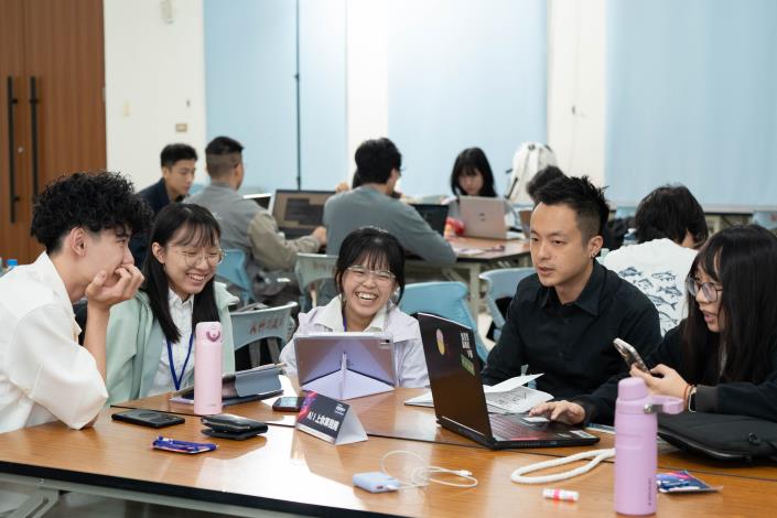 官網-產業專家與學生團隊討論