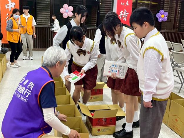 官網-在各界代表與學生分工合作下，逐一物資裝入200個食物箱