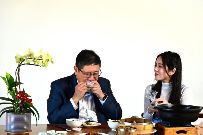 官網-縣長楊文科於直播中品嚐各家代表料理，親自推薦竹縣的在地好味道.JPG