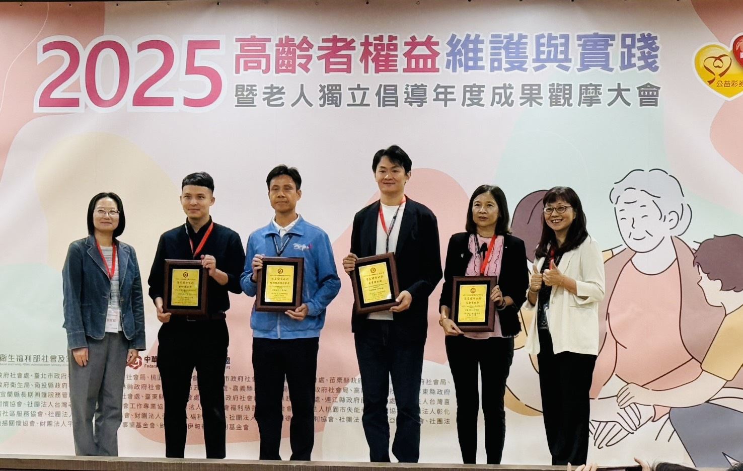 網~縣府代表(左2)領取優良縣市獎