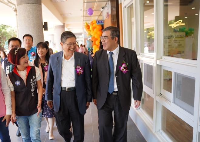 官網-新竹縣長楊文科(中)、教育部國教署組長葉信村(右1)與來賓一同參觀新校舍.JPG