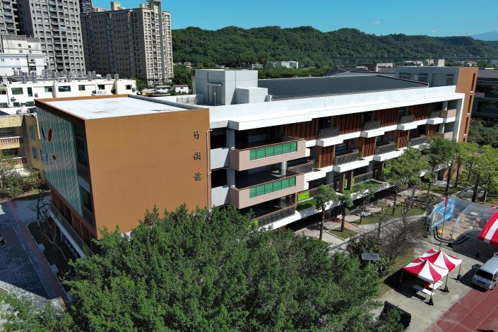 官網-「竹韻樓」為地上4層36間教室的教學大樓.JPG
