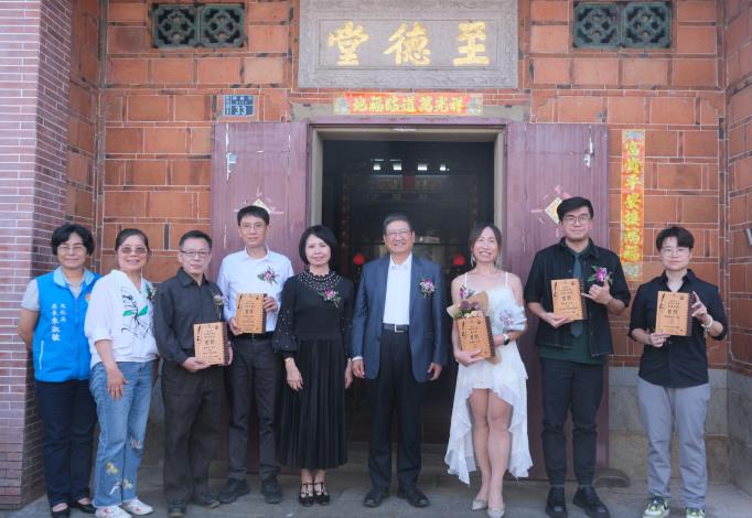 官網-縣長楊文科與五位首獎得獎者合影.JPG