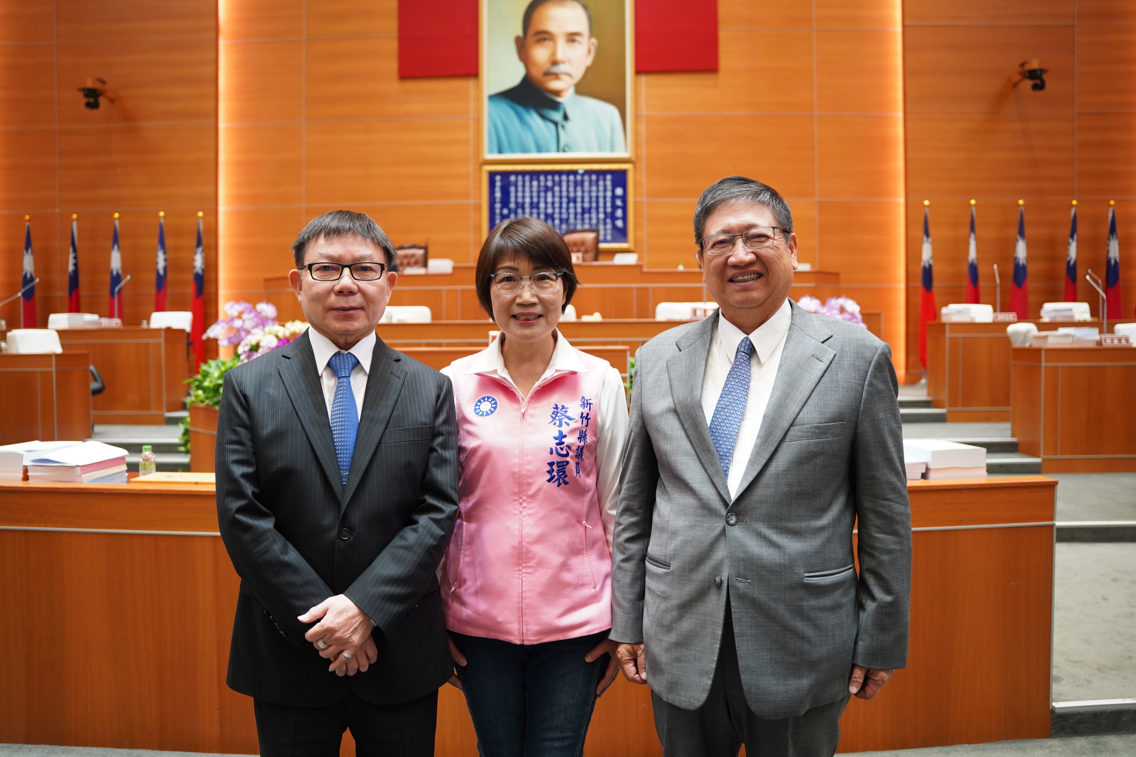 官網DSC07680新竹縣議員蔡志環(中)今天(10日)進行縣政總質詢.JPG