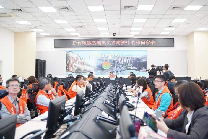 官網DSC07714新竹縣鳳凰颱風防颱整備會議今天早上於消防局舉辦，縣府各局處及國軍等單位均到場.JPG
