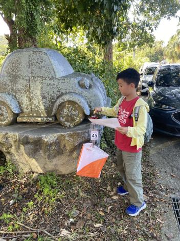 小朋友參加定向尋寶活動 的圖片