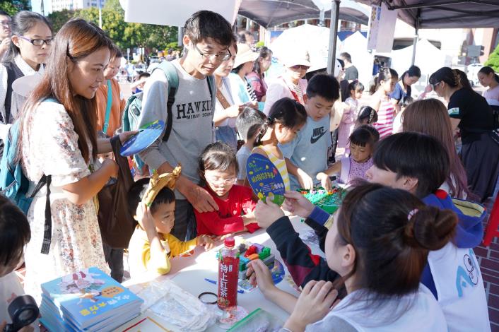 官網-現場近20攤的益智闖關關卡，讓兒童在遊戲中學習如何表達意見、傾聽他人想法。.JPG