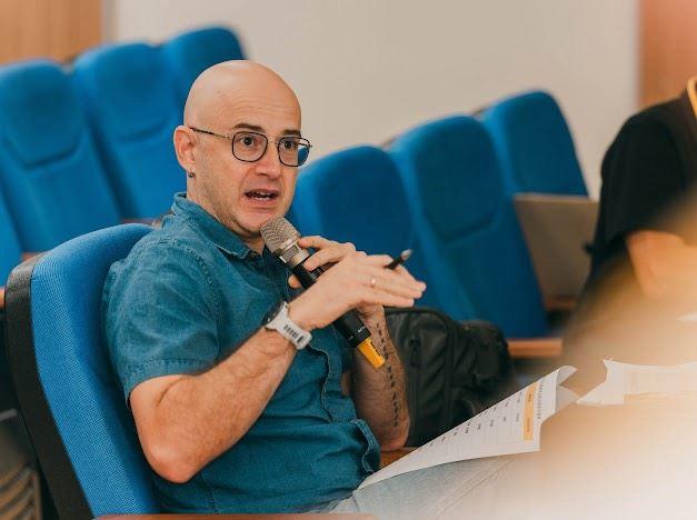 吳鳳以異鄉人視角結合對台灣的熱愛，鼓勵青年展現行動力、解決公共議題。