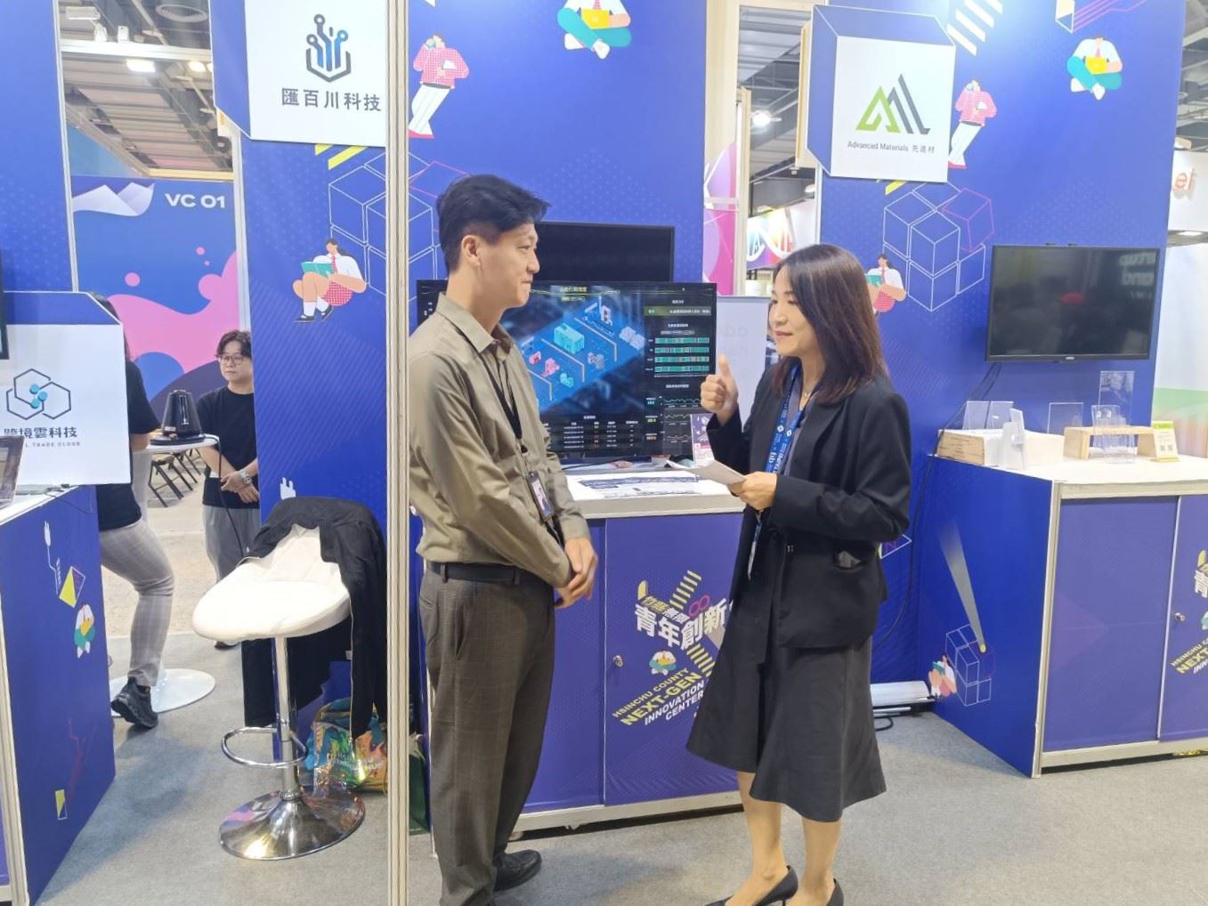 新竹縣政府教育局長楊郡慈(右)前往「Meet Taipei創新創業嘉年華」，支持新竹清創基地的參展團隊2