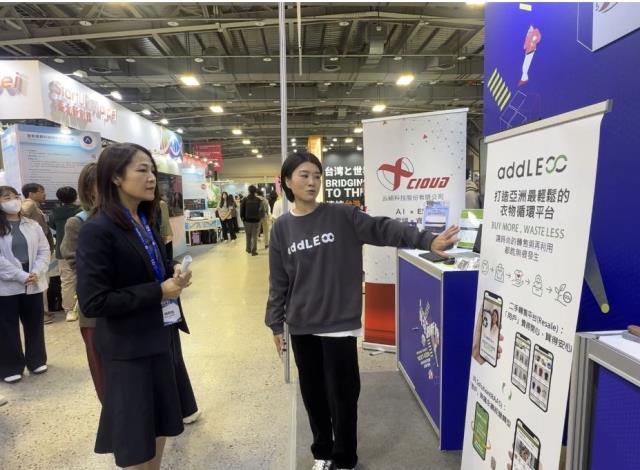 新竹縣政府教育局長楊郡慈(左)前往「Meet Taipei創新創業嘉年華」，支持新竹清創基地的參展團隊1 的圖片