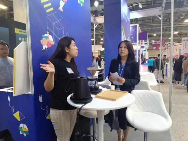 新竹縣政府教育局長楊郡慈(右)前往「Meet Taipei創新創業嘉年華」，支持新竹清創基地的參展團隊4 的圖片