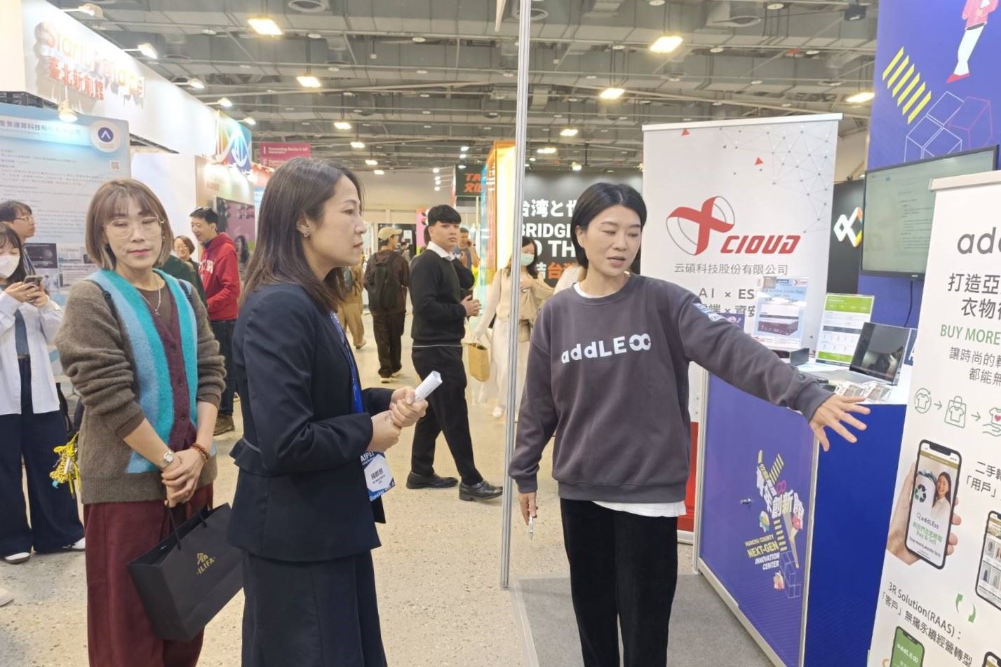 新竹縣政府教育局長楊郡慈(中)前往「Meet Taipei創新創業嘉年華」，支持新竹清創基地的參展團隊1