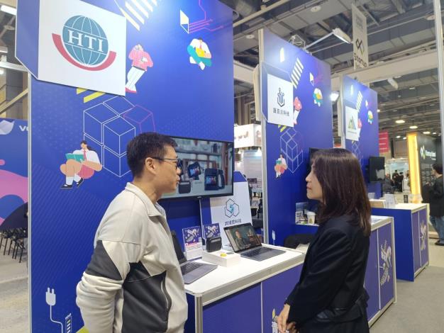 新竹縣政府教育局長楊郡慈(右)前往「Meet Taipei創新創業嘉年華」，支持新竹清創基地的參展團隊3 的圖片