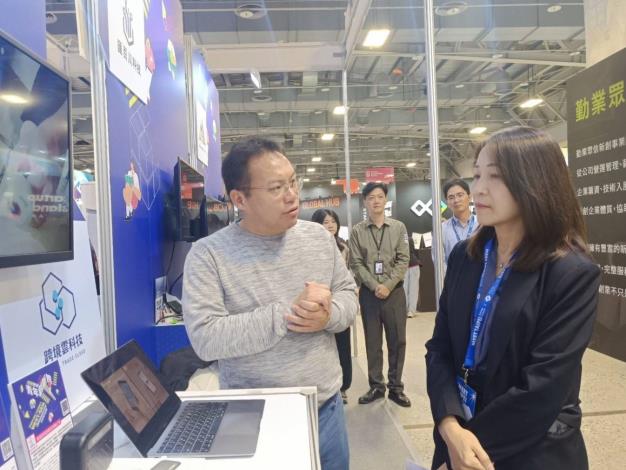 新竹縣政府教育局長楊郡慈(右)前往「Meet Taipei創新創業嘉年華」，支持新竹清創基地的參展團隊1 的圖片