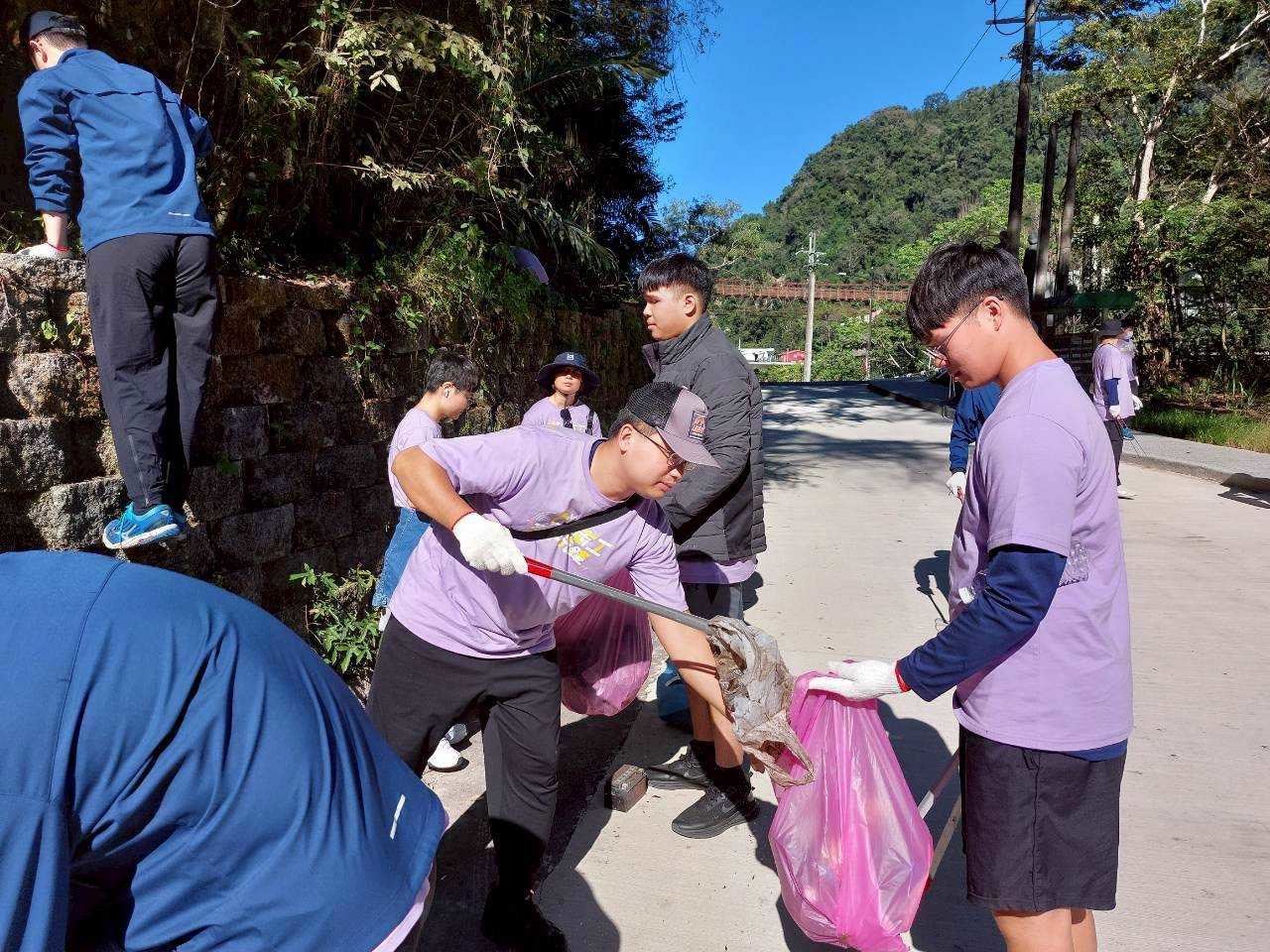 青年共同清理五峰鄉頭目廣場周邊約500公尺範圍內的山林垃圾，以實際行動守護自然生態。