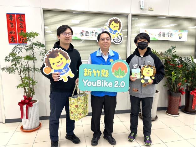 官網-王同學與王爸爸一起受獎，王同學(右1)是第4,999,999位