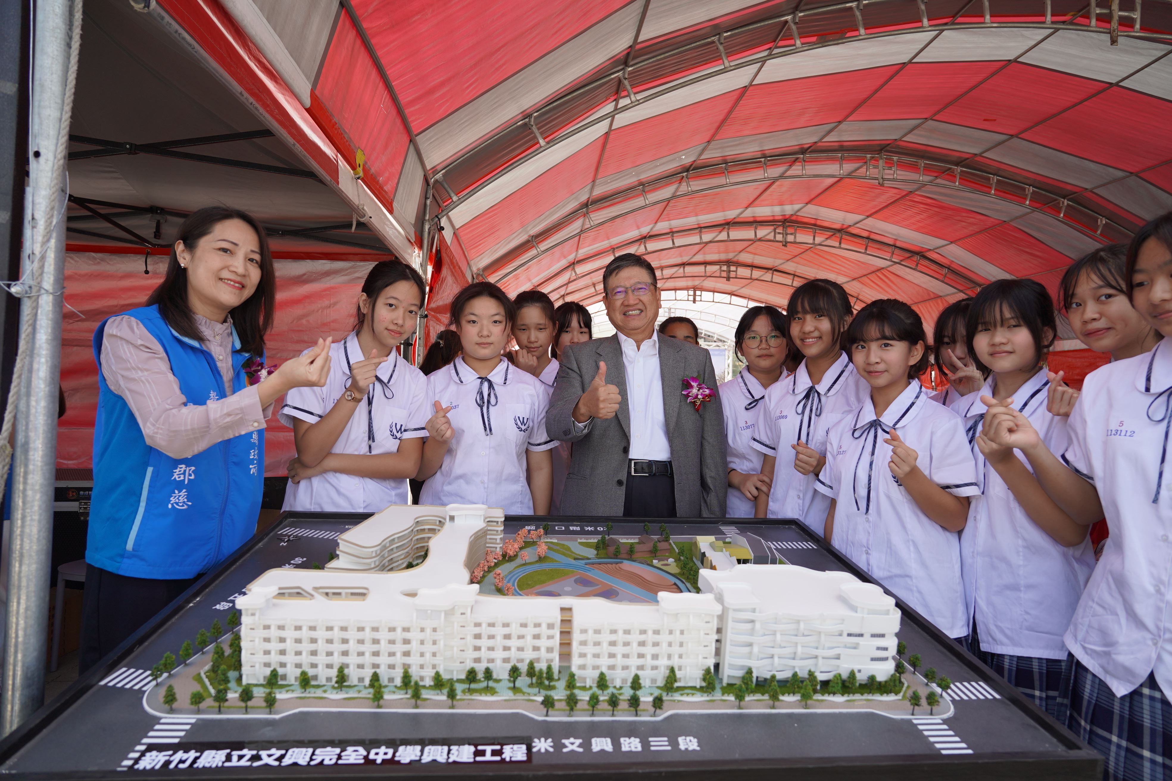 網 楊縣長與學生在校舍模型前合影SC09167.JPG